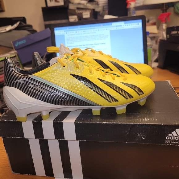 KIDS SOCCER CLEATS. - Picture 8 of 8